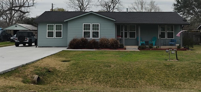 view of front facade featuring a front yard and covered porch