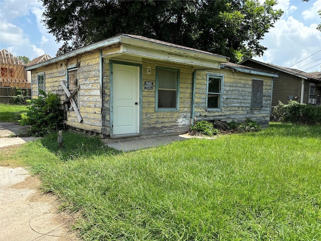 view of front of property featuring a front yard