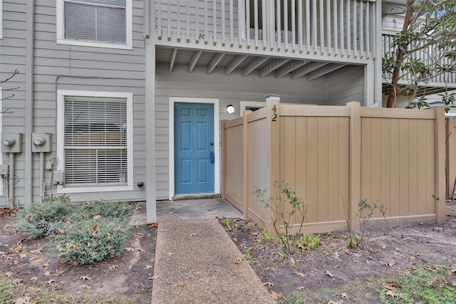 property entrance featuring a balcony