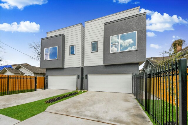 view of front facade featuring a garage