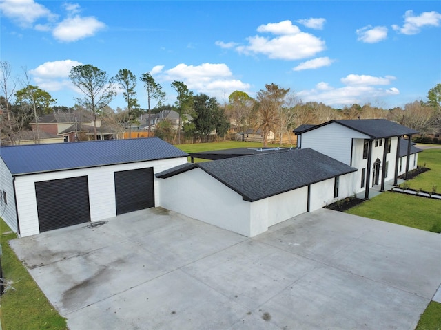 view of front facade with a garage and a front lawn