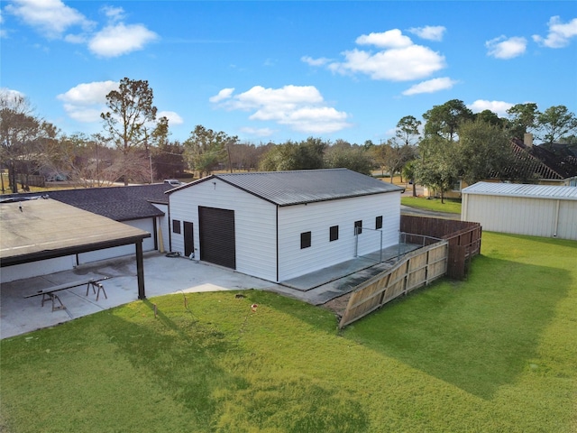 view of outdoor structure featuring a garage and a yard