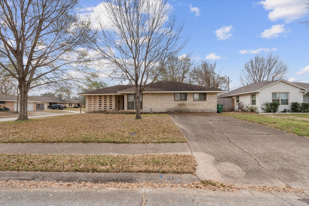 ranch-style home with a front yard