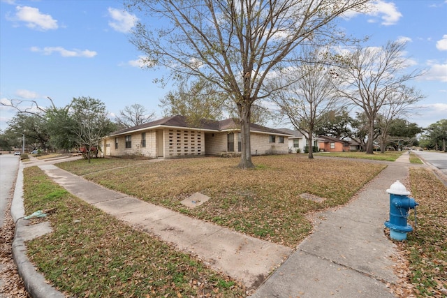 view of front facade featuring a front yard