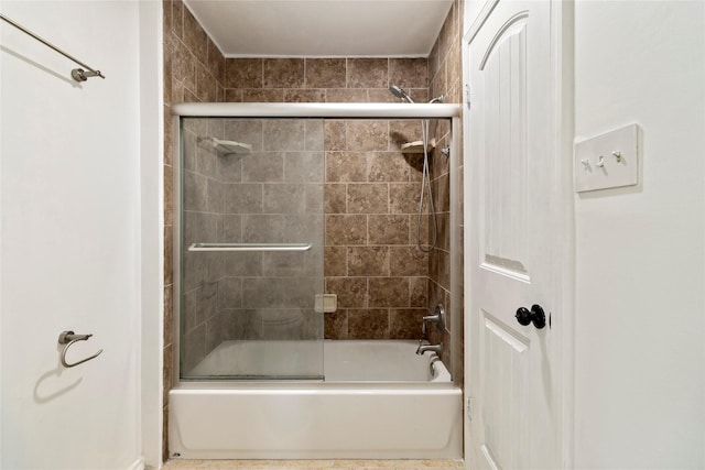 bathroom with combined bath / shower with glass door