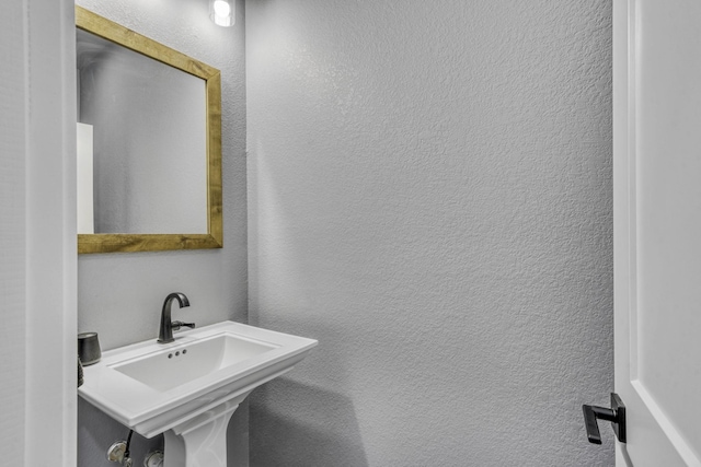 bathroom featuring sink