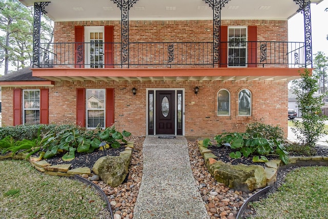 view of front of property featuring a balcony