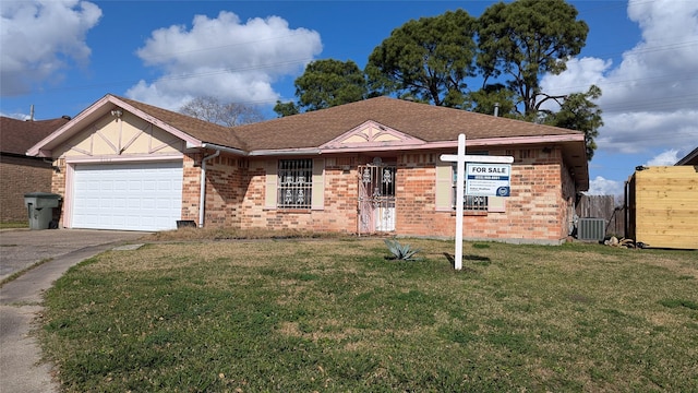 view of front of home featuring cooling unit, a garage, and a front lawn