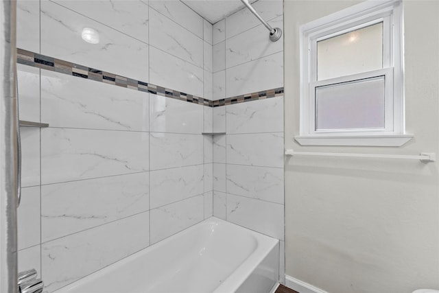 bathroom featuring tiled shower / bath combo