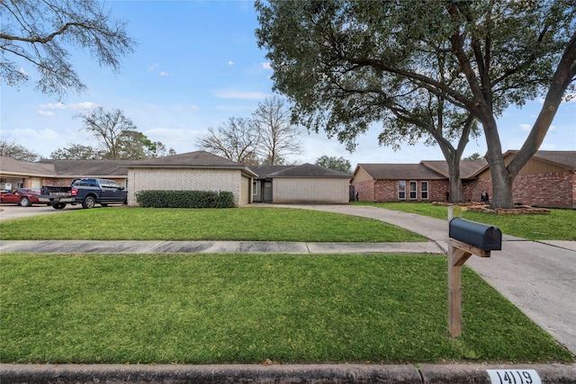 single story home featuring a front lawn