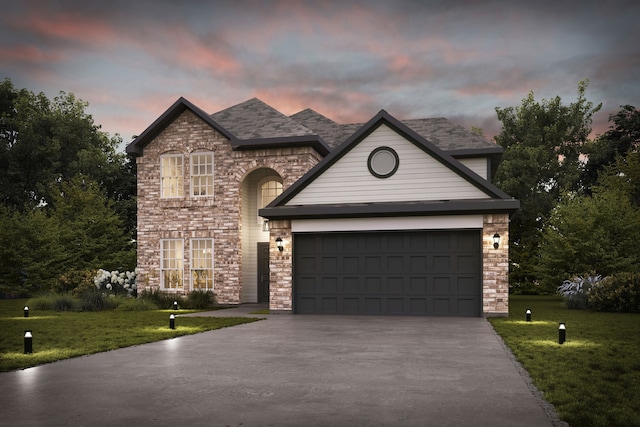 view of front facade featuring a yard