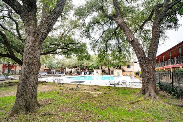 view of swimming pool