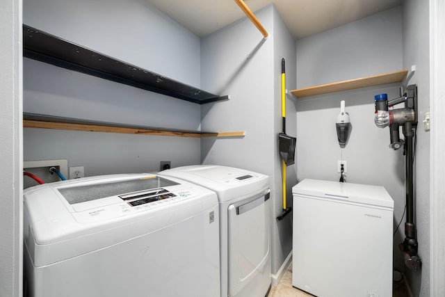 washroom featuring washing machine and clothes dryer