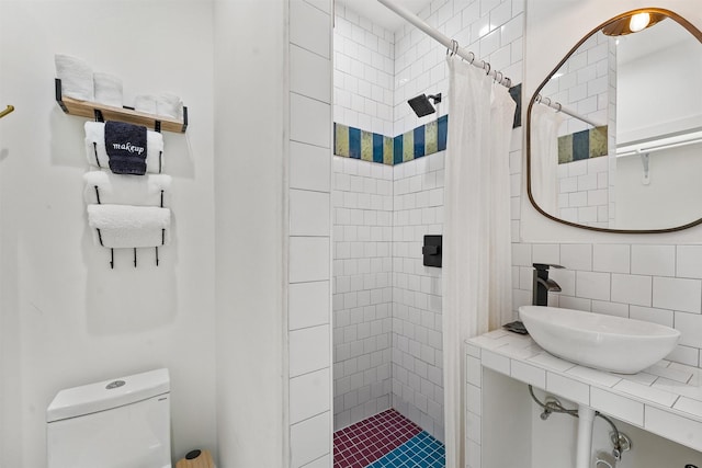 bathroom featuring a shower with shower curtain, toilet, sink, and backsplash