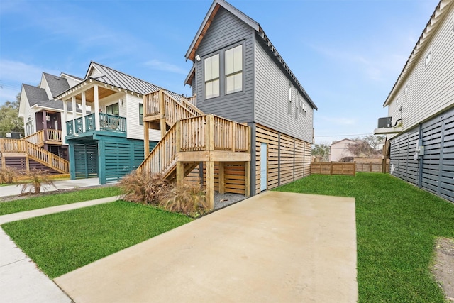 view of front of home featuring a patio and a front lawn