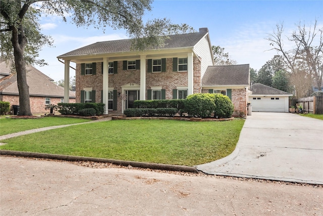 view of front of property featuring a front yard