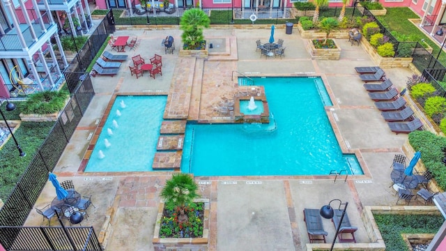 view of swimming pool