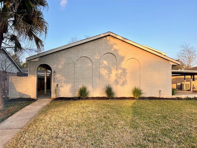 view of front facade with a front lawn