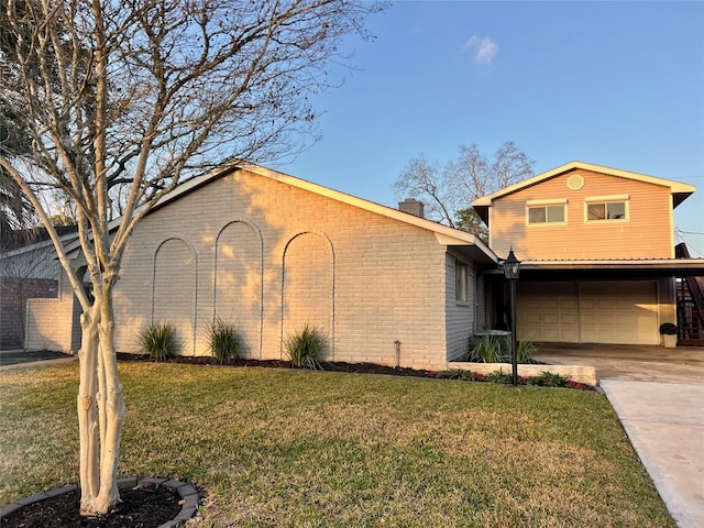 view of front of home featuring a garage and a front lawn