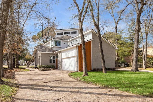 view of front of house featuring a garage and a front yard