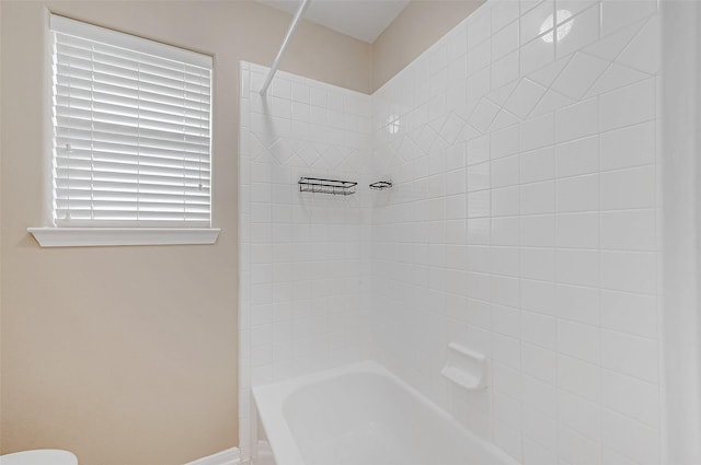 bathroom with tiled shower / bath