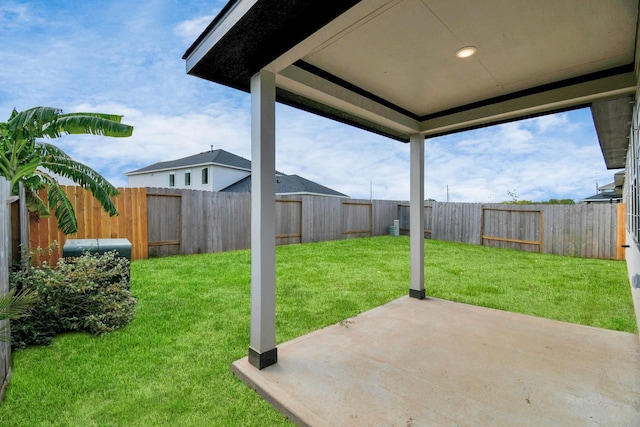 view of yard featuring a patio area