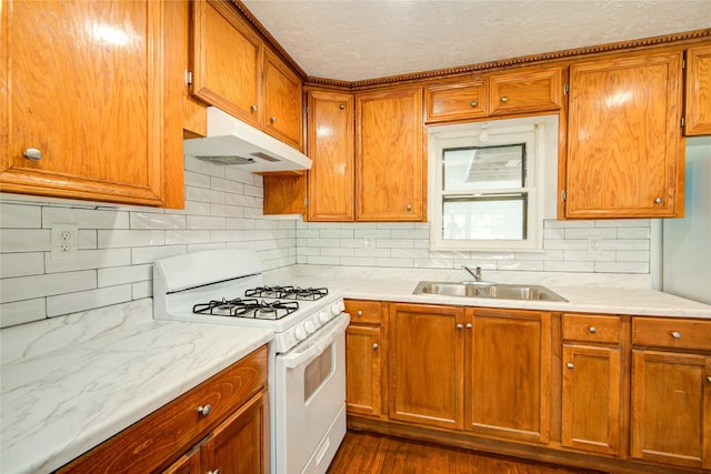 kitchen with dark hardwood / wood-style floors, sink, decorative backsplash, white gas stove, and a textured ceiling