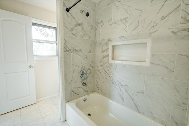 bathroom featuring tiled shower / bath