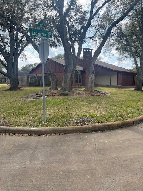 view of front facade with a front yard