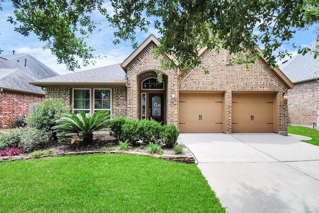 view of front of property featuring a front lawn