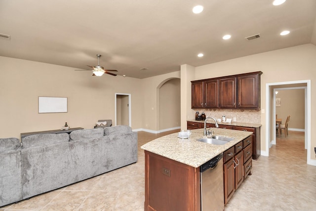 kitchen with sink, tasteful backsplash, stainless steel dishwasher, an island with sink, and ceiling fan