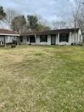 view of front of property featuring a front yard