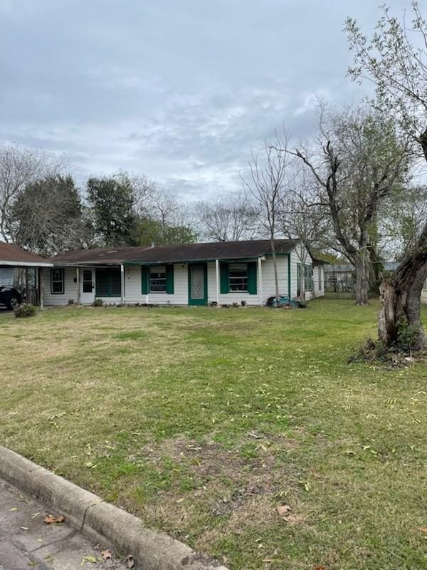 single story home with a front yard