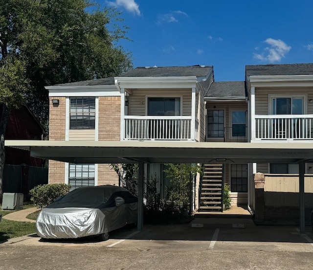 view of front facade with a balcony