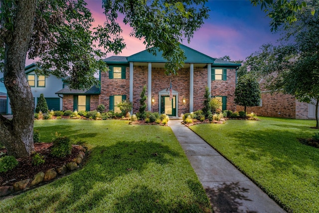 view of front of house featuring a yard