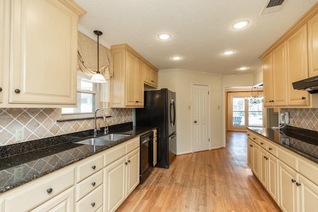 kitchen featuring sink, light hardwood / wood-style flooring, black appliances, ornamental molding, and decorative light fixtures