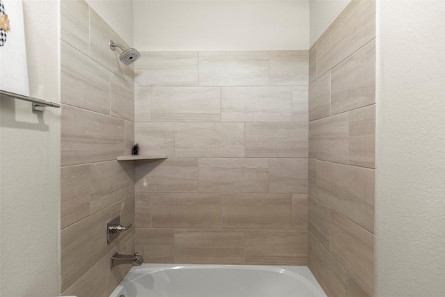 bathroom featuring tiled shower / bath