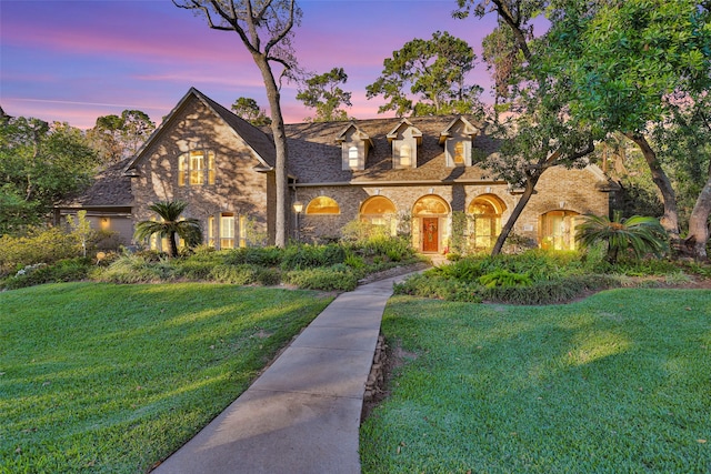 view of front of house featuring a lawn