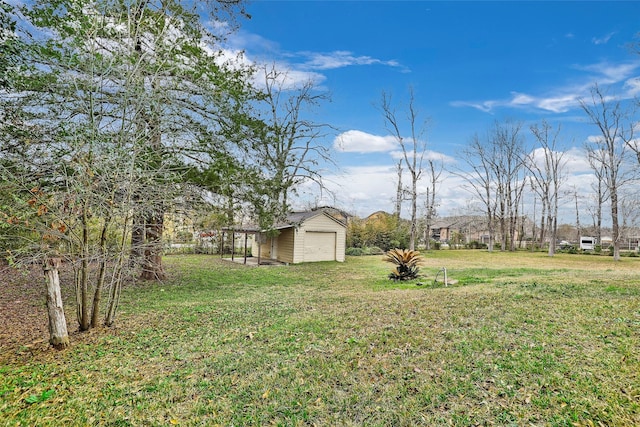 view of yard with an outdoor structure