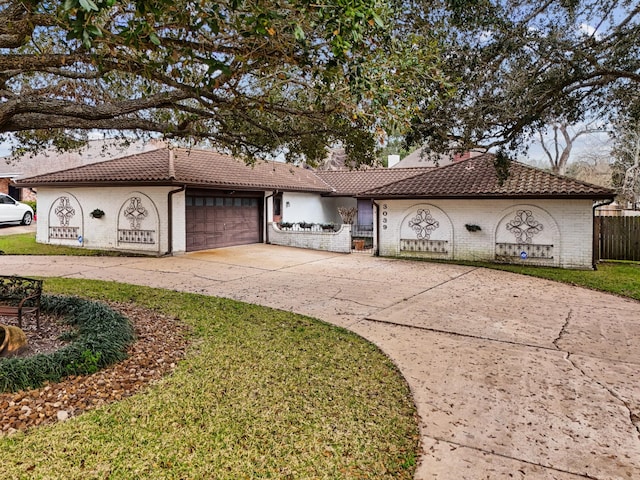 view of front of home featuring a garage and a front yard