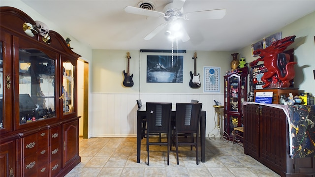 bar featuring ceiling fan