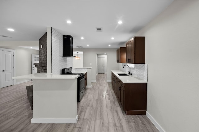 kitchen featuring a breakfast bar, sink, tasteful backsplash, stainless steel stove, and exhaust hood