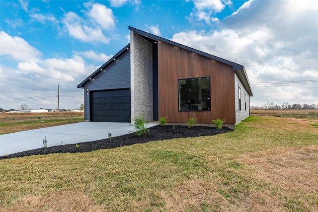 view of front of home featuring a garage and a front yard