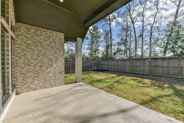 view of yard featuring a patio area