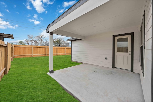 view of yard featuring a patio area