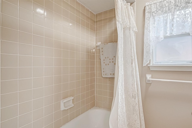 bathroom with shower / bathtub combination with curtain