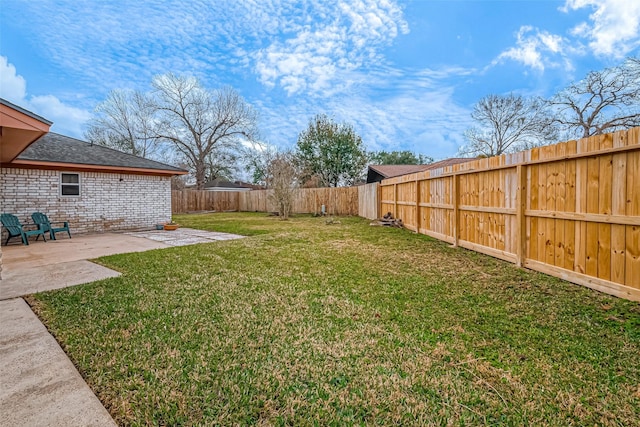 view of yard featuring a patio area