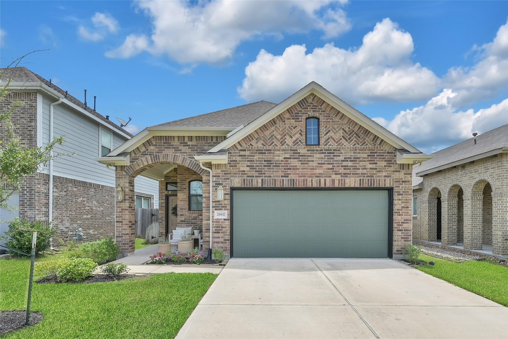 view of front facade featuring a garage and a front yard