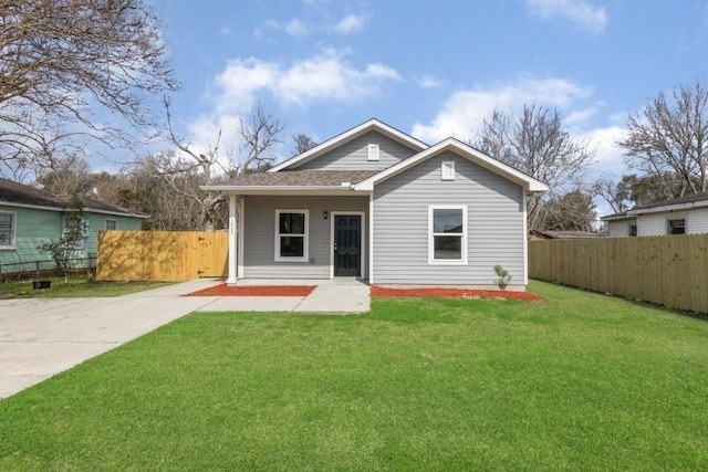 view of front facade featuring a front lawn and fence