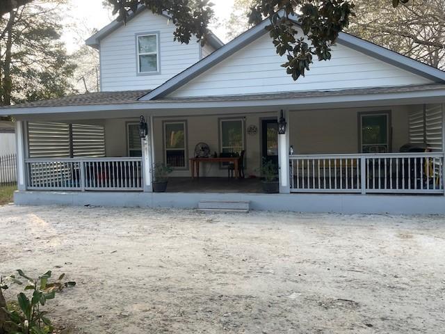 820 S Railroad Ave, Shepherd, TX 77371 - farmhouse featuring a porch